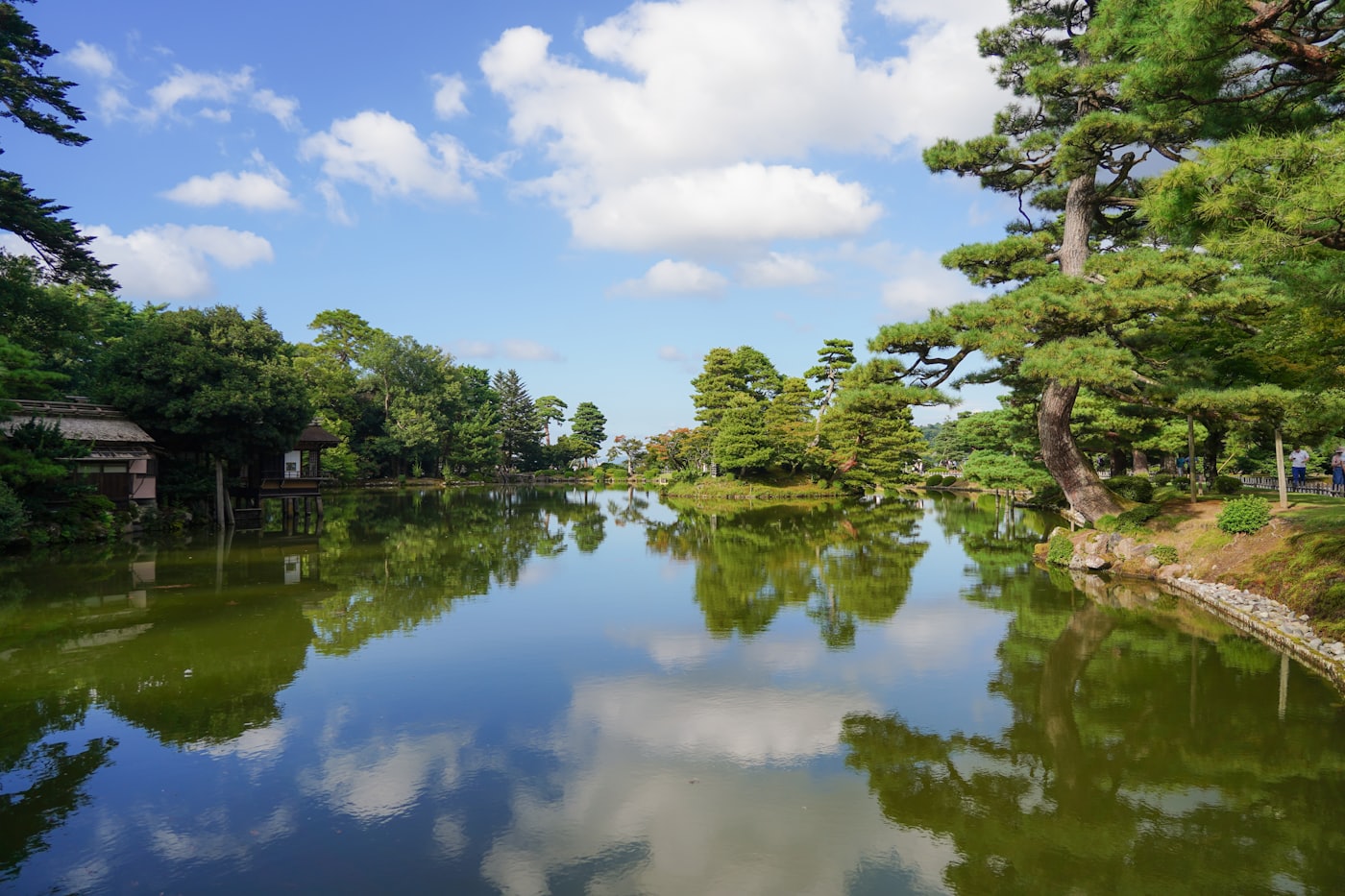 Kenroku-en garden in cherry blossom, Kanazawa